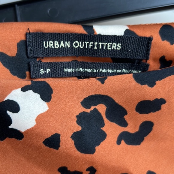 UO leopard print swingy satin mini skirt EUC - Picture 7 of 9